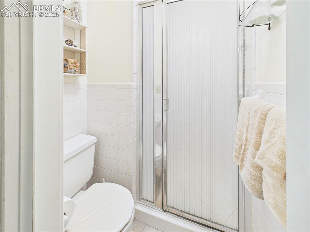 Image 25 of 30: Bathroom