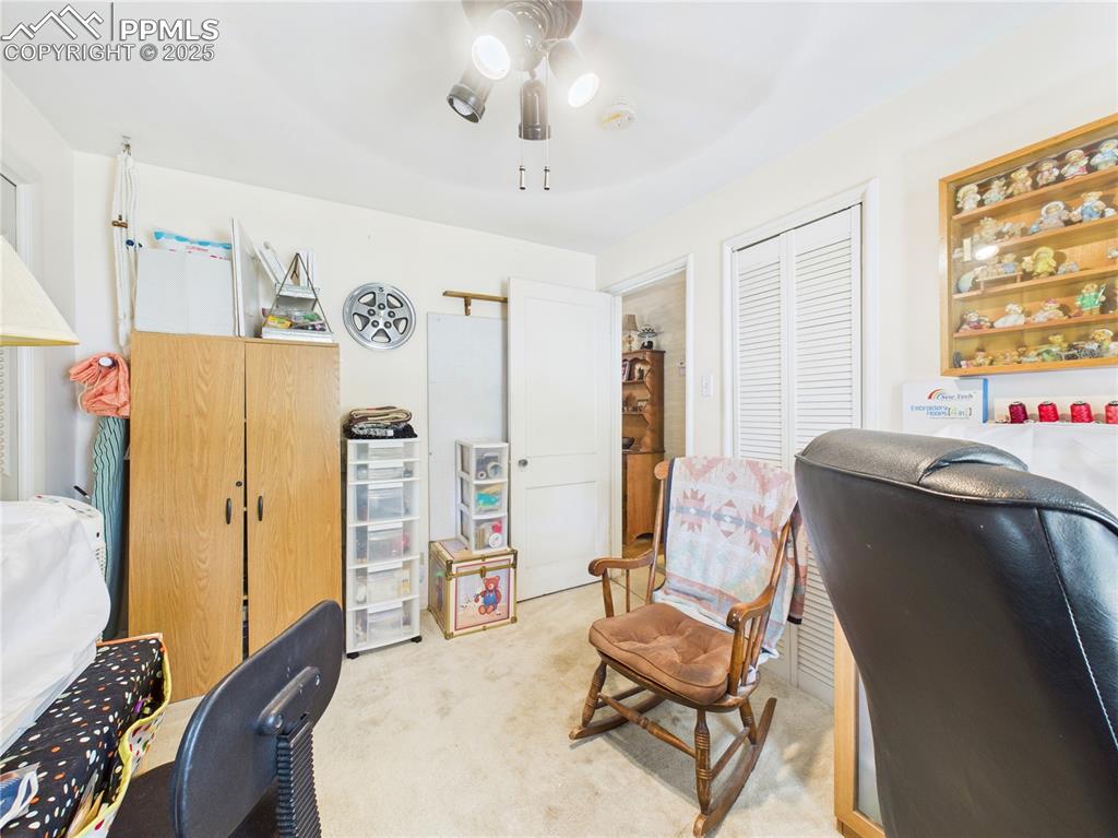 Image 27 of 30: Office