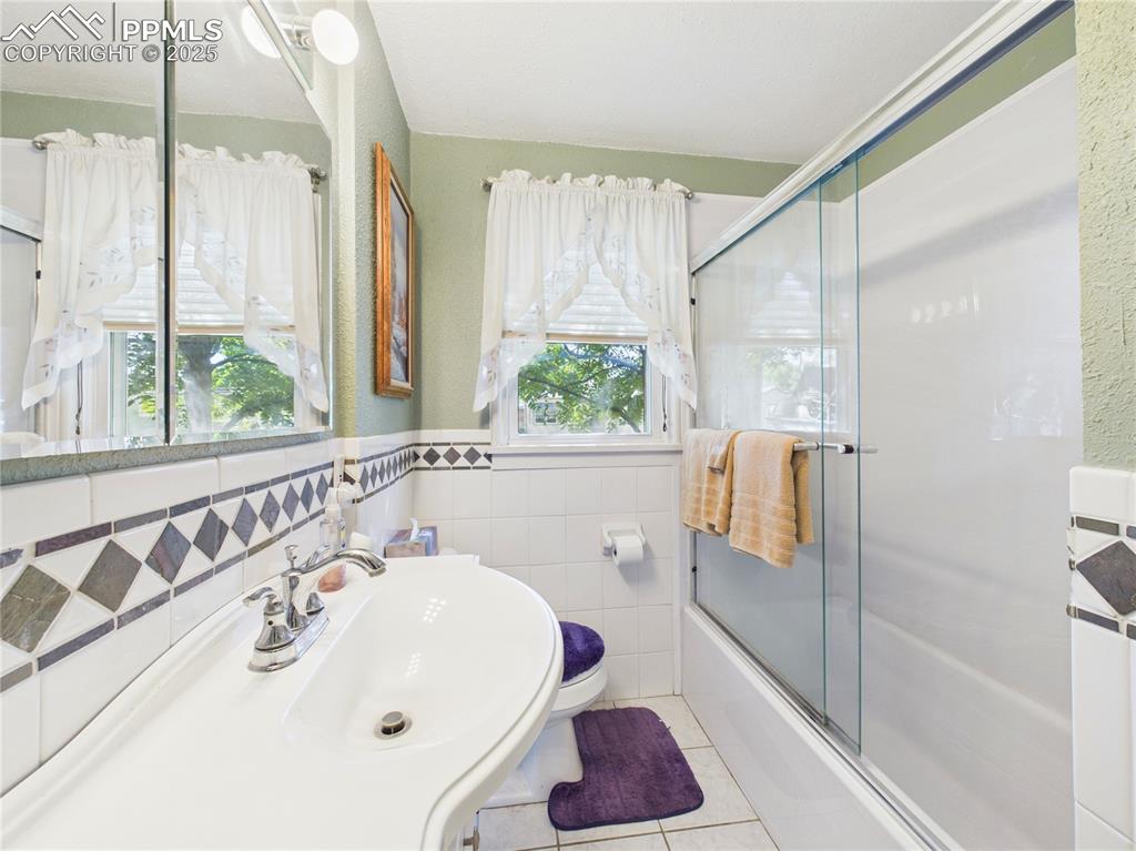 Image 28 of 30: Bathroom