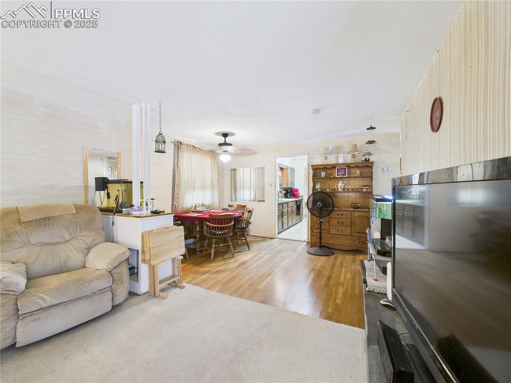 Image 5 of 30: Living Room