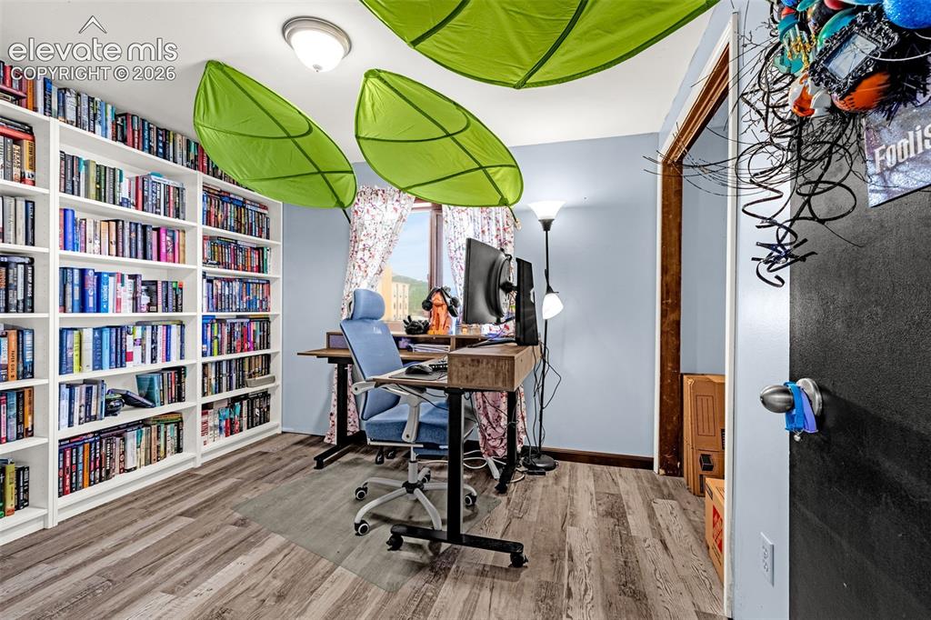 Image 19 of 37: Office