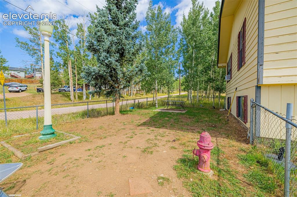 Image 5 of 37: Yard