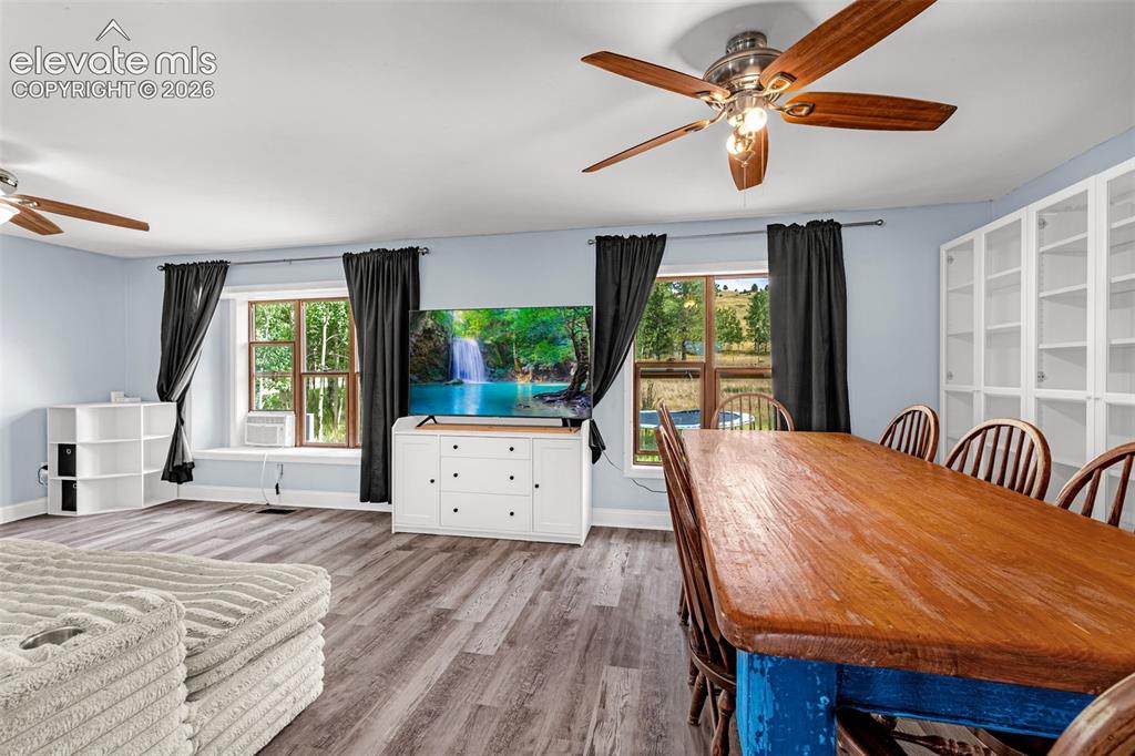 Image 9 of 37: Dining Area