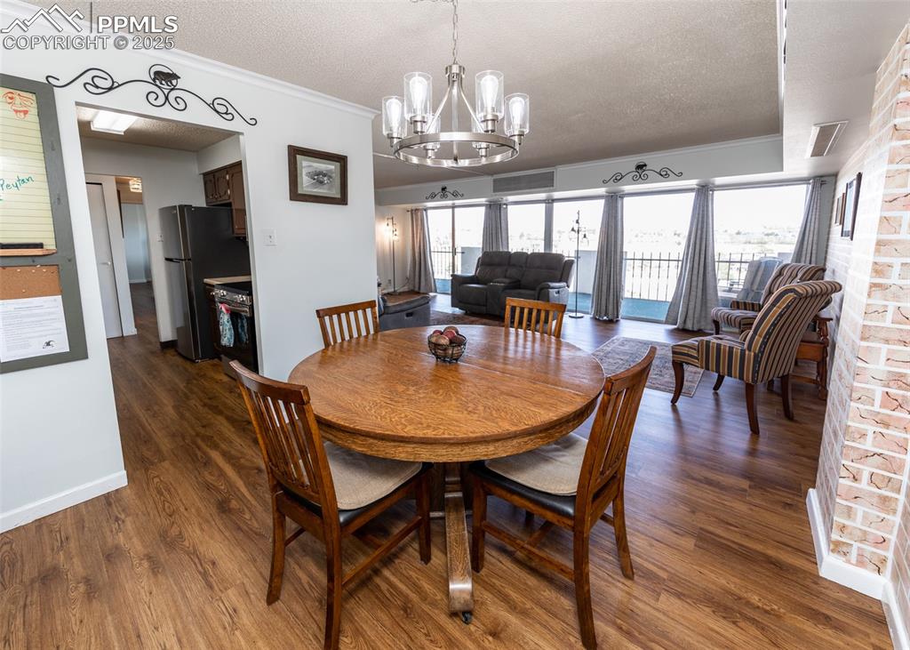 Image 8 of 34: Dining Area