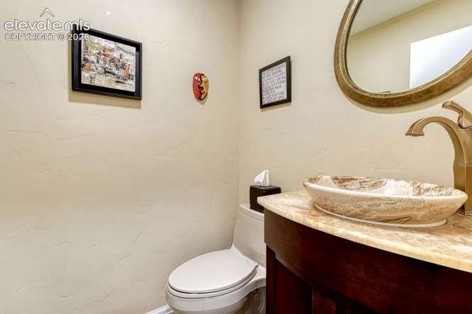 Image 20 of 49: half bath on main
