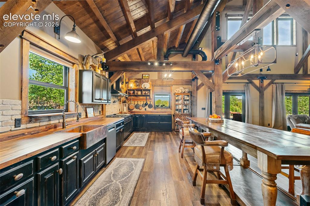 Image 19 of 50: Kitchen