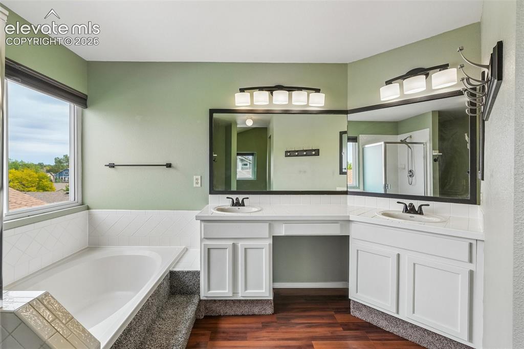 Image 16 of 31: Bathroom