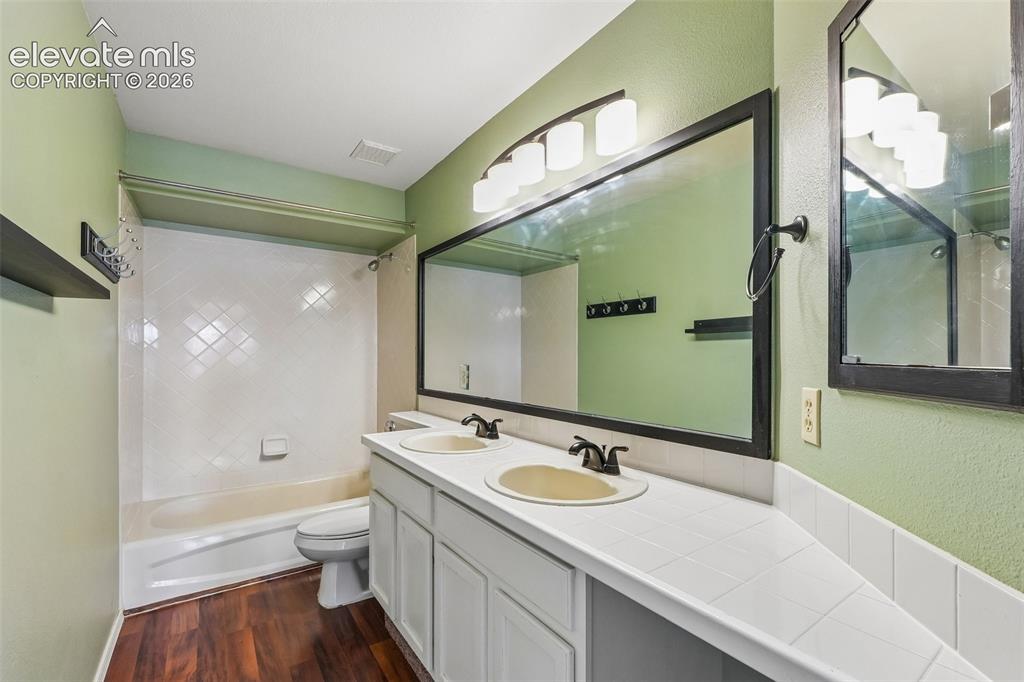 Image 19 of 31: Bathroom