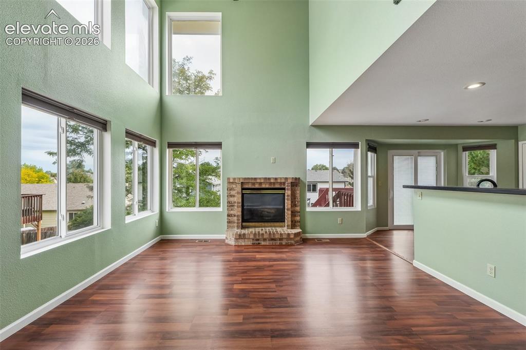 Image 6 of 31: Living Room