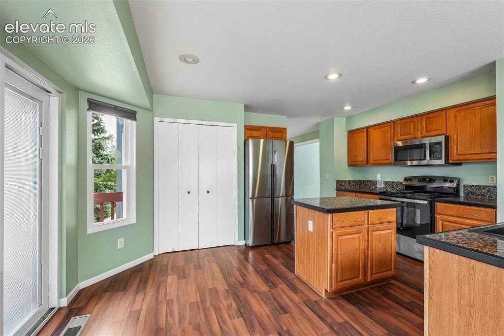 Image 8 of 31: Kitchen