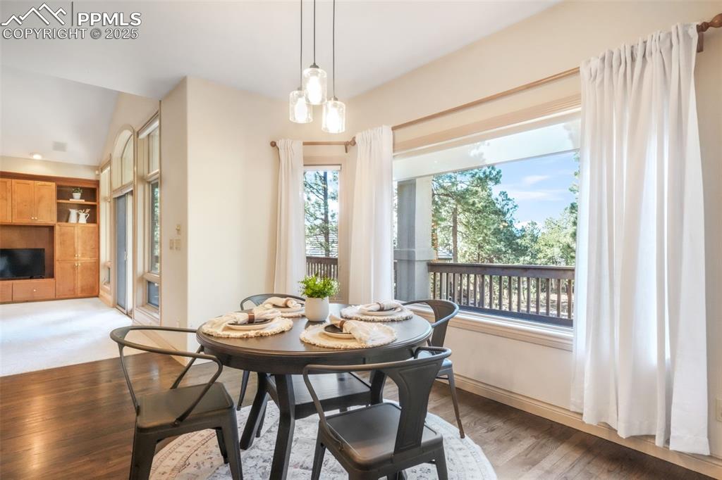 Image 11 of 50: Dining Area