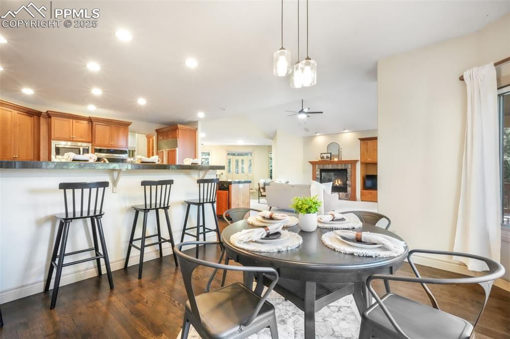 Image 12 of 50: Dining Area