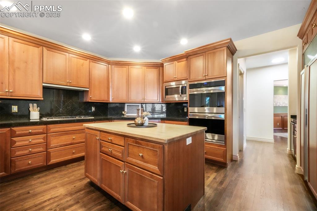 Image 14 of 50: Kitchen