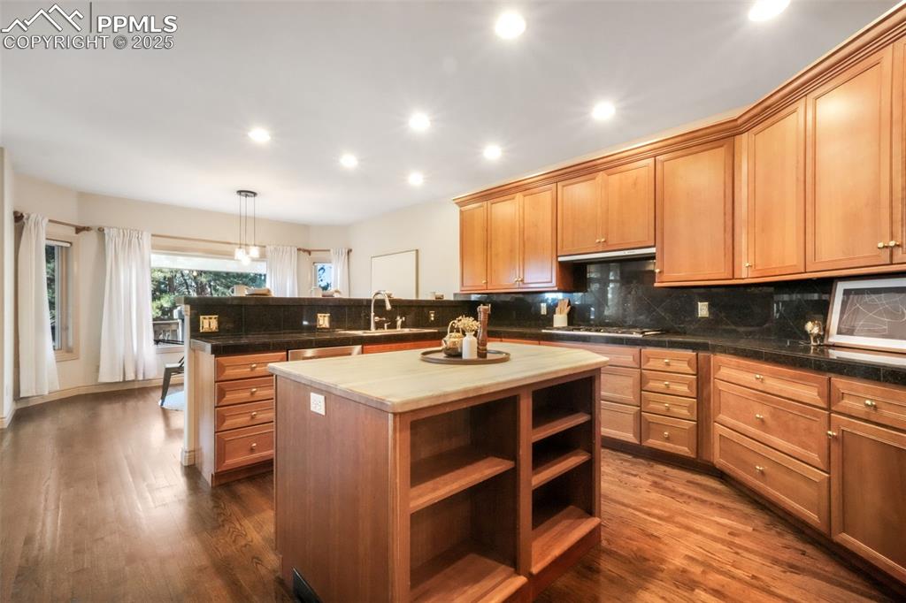 Image 15 of 50: Kitchen