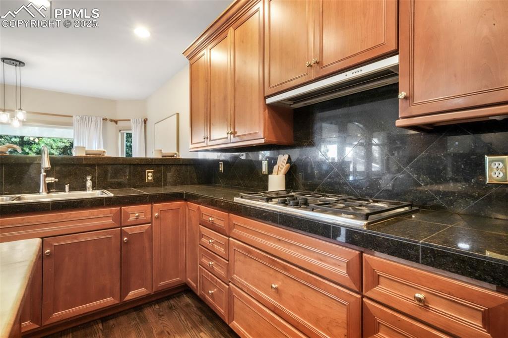 Image 16 of 50: Kitchen