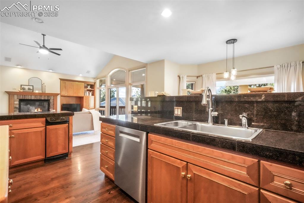 Image 17 of 50: Kitchen