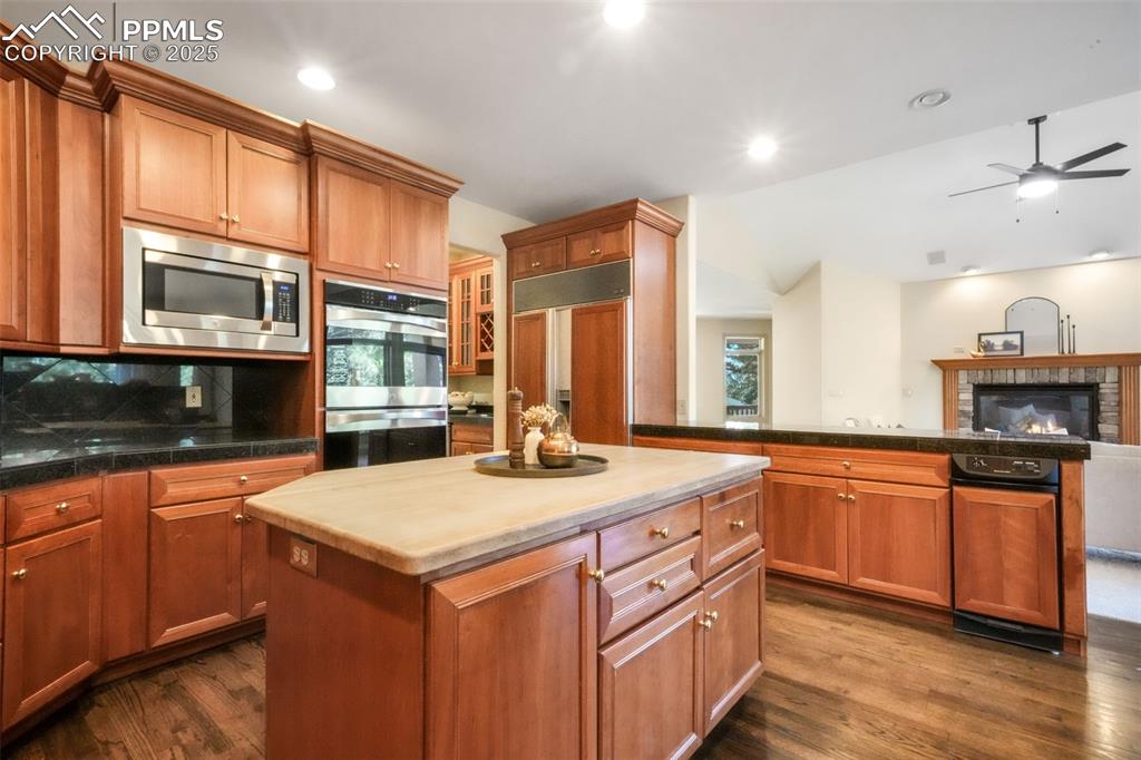 Image 18 of 50: Kitchen