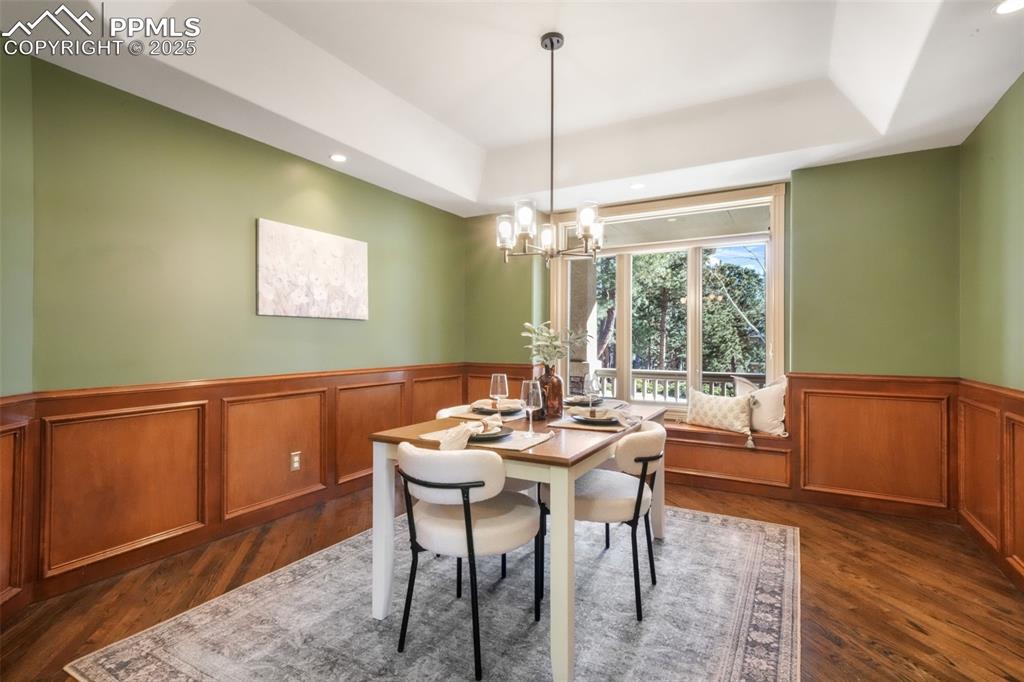 Image 20 of 50: Dining Area