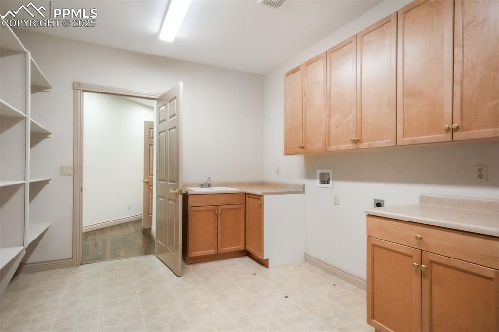 Image 22 of 50: Laundry