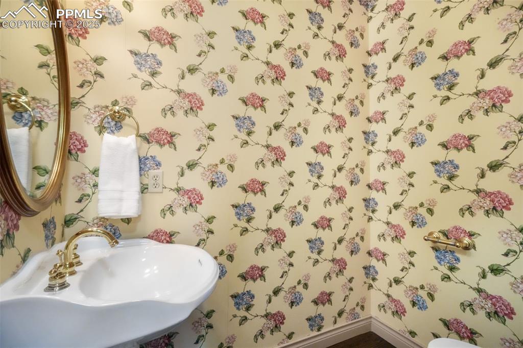 Image 23 of 50: Bathroom