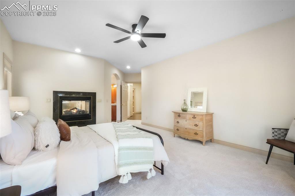 Image 26 of 50: Bedroom