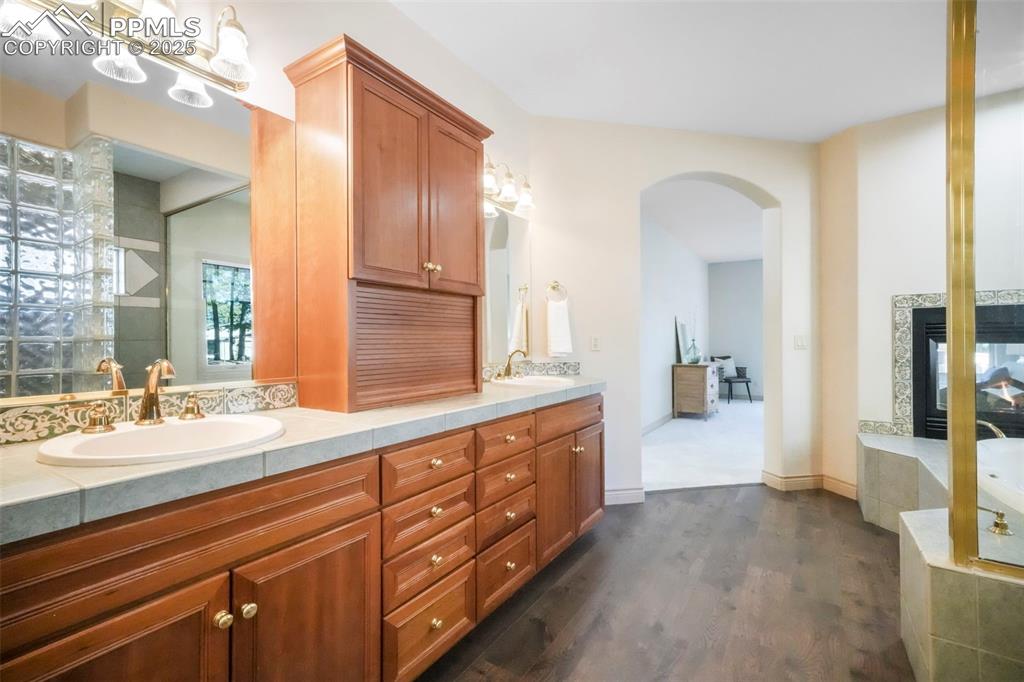 Image 28 of 50: Bathroom