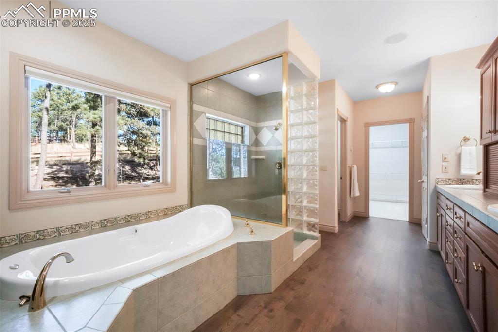 Image 29 of 50: Bathroom