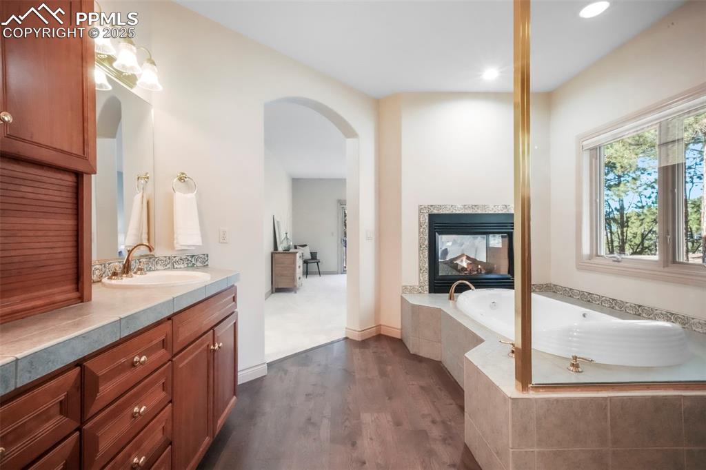 Image 30 of 50: Bathroom