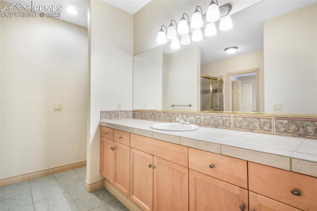 Image 36 of 50: Bathroom