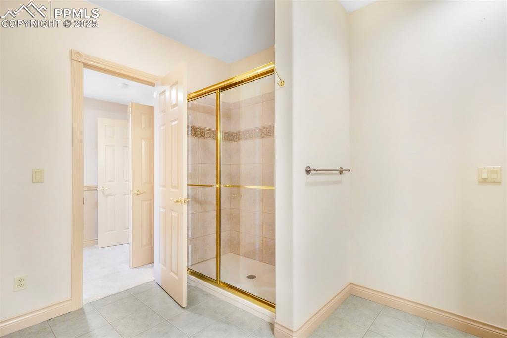 Image 37 of 50: Bathroom