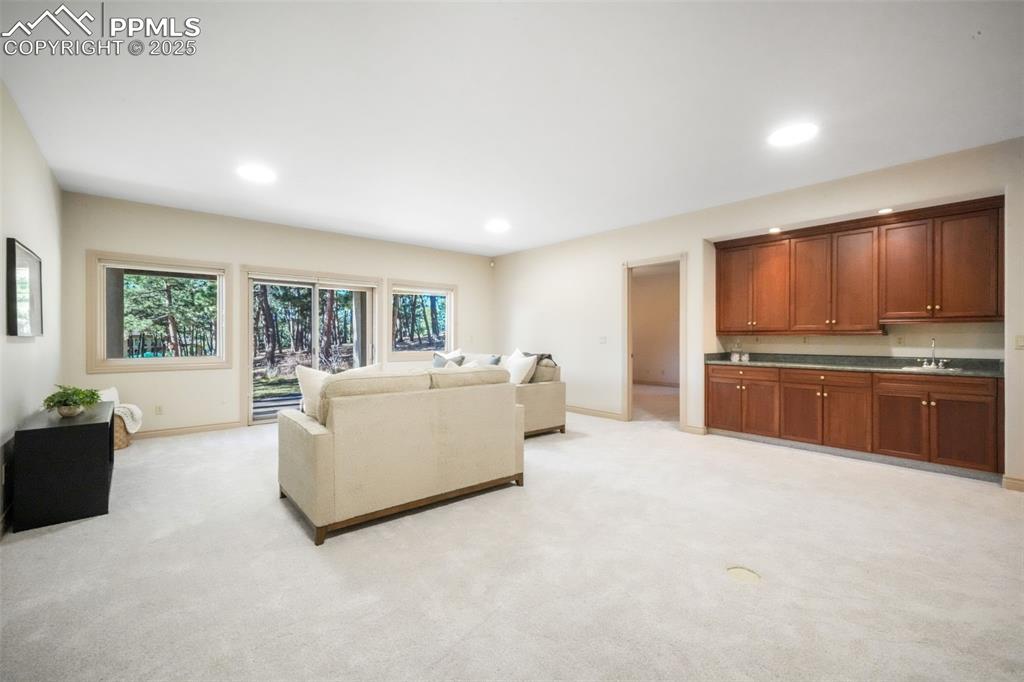 Image 40 of 50: Living Room