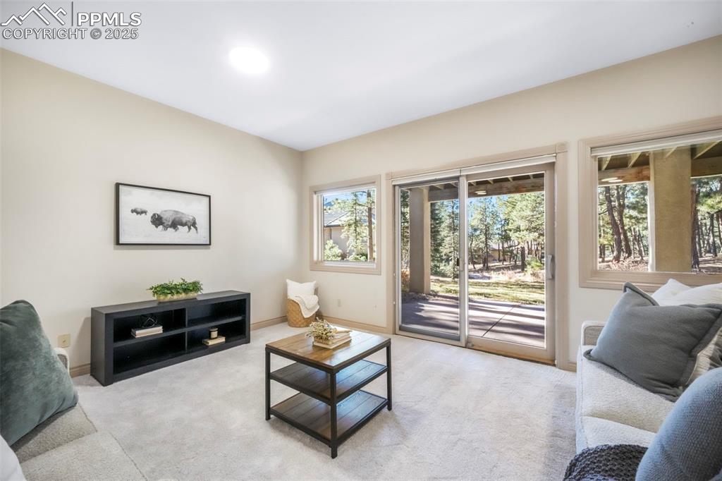 Image 41 of 50: Living Room