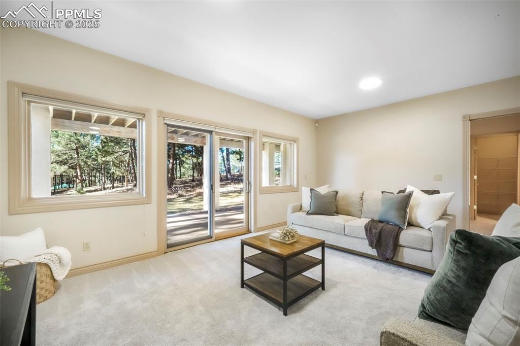 Image 42 of 50: Living Room