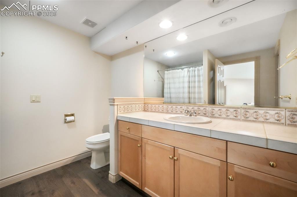 Image 47 of 50: Bathroom