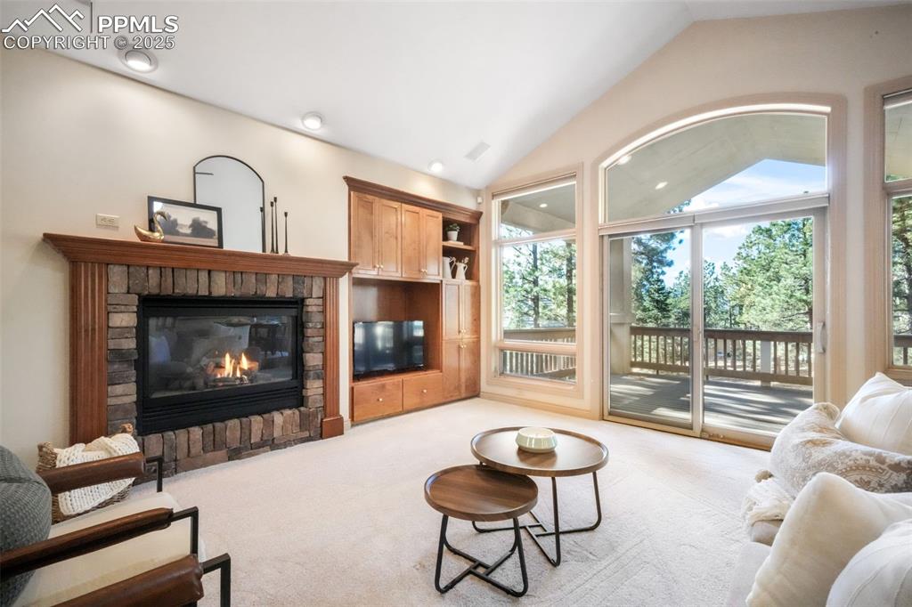 Image 7 of 50: Living Room