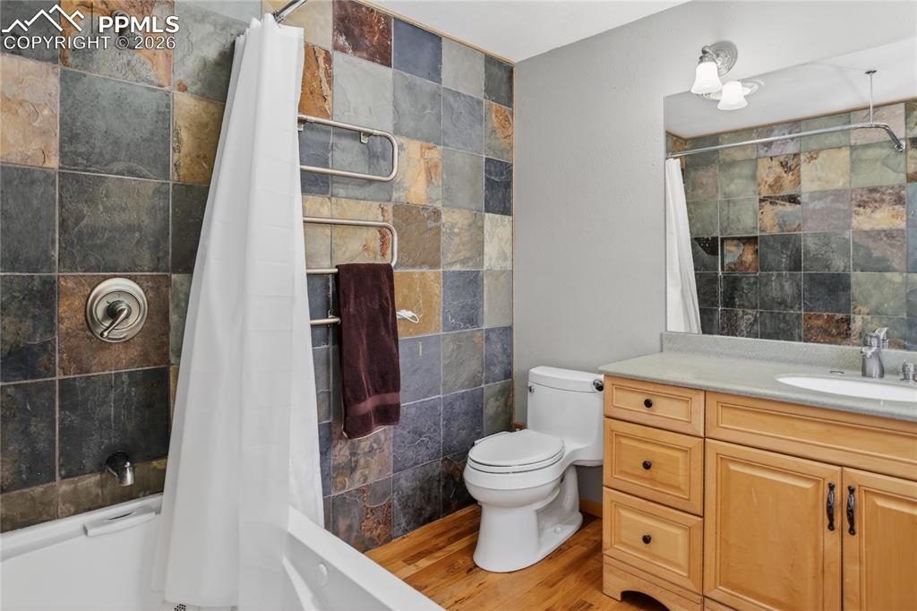 Image 22 of 50: Ensuite primary bath.