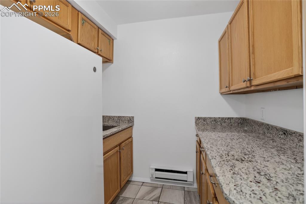 Image 38 of 50: Wet bar area.