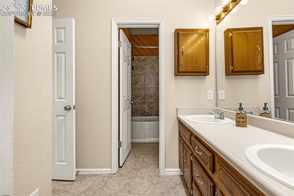 Image 16 of 35: Bathroom