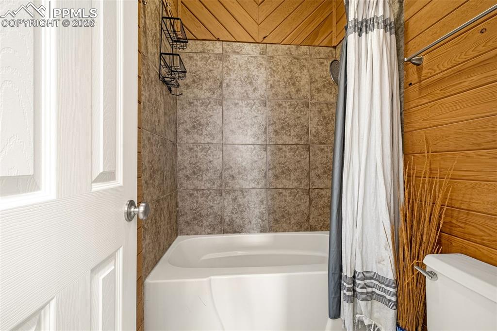 Image 17 of 35: Bathroom