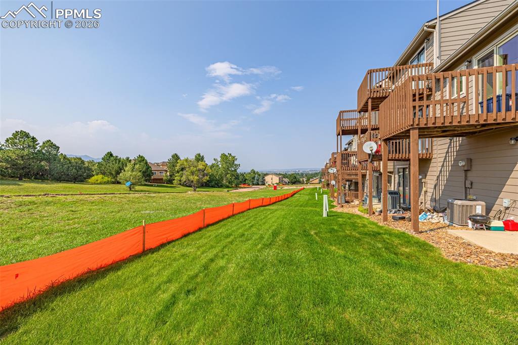 Image 27 of 35: Yard