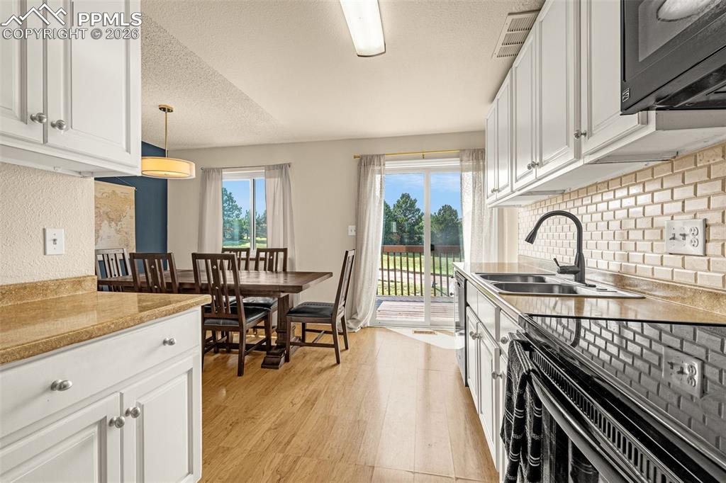 Image 9 of 35: Kitchen