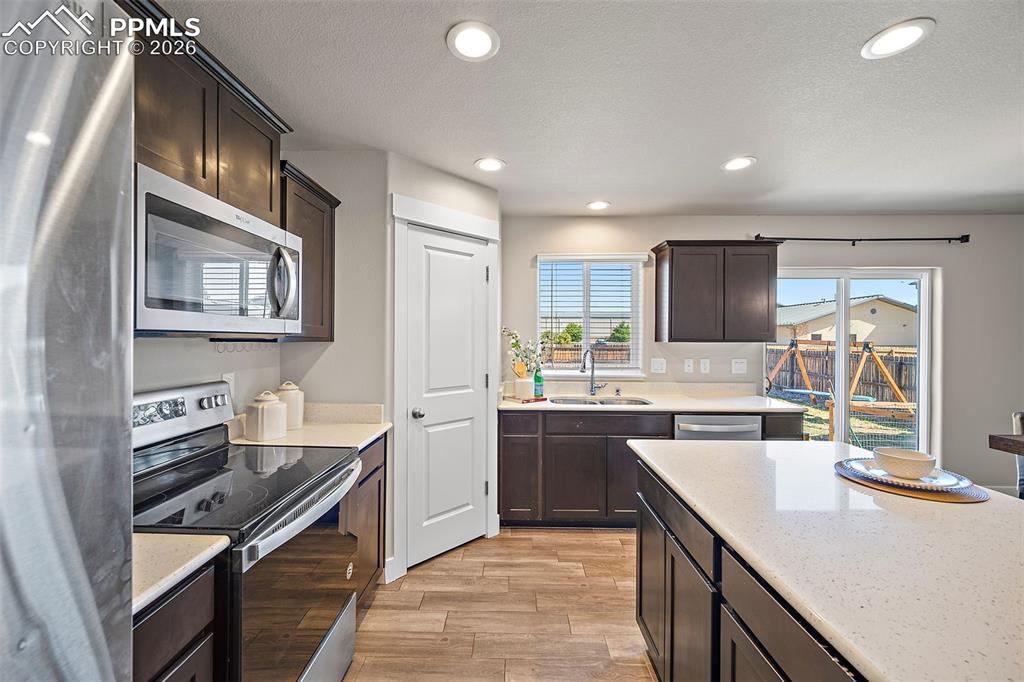 Image 11 of 25: Kitchen