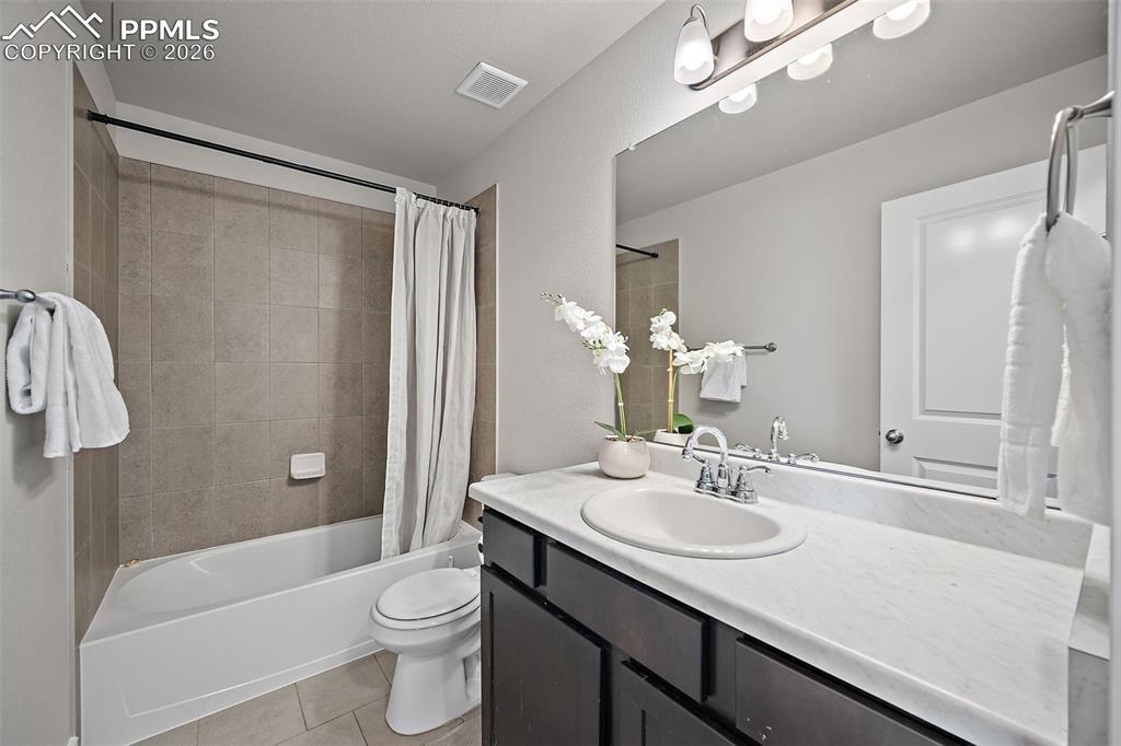 Image 18 of 25: Bathroom