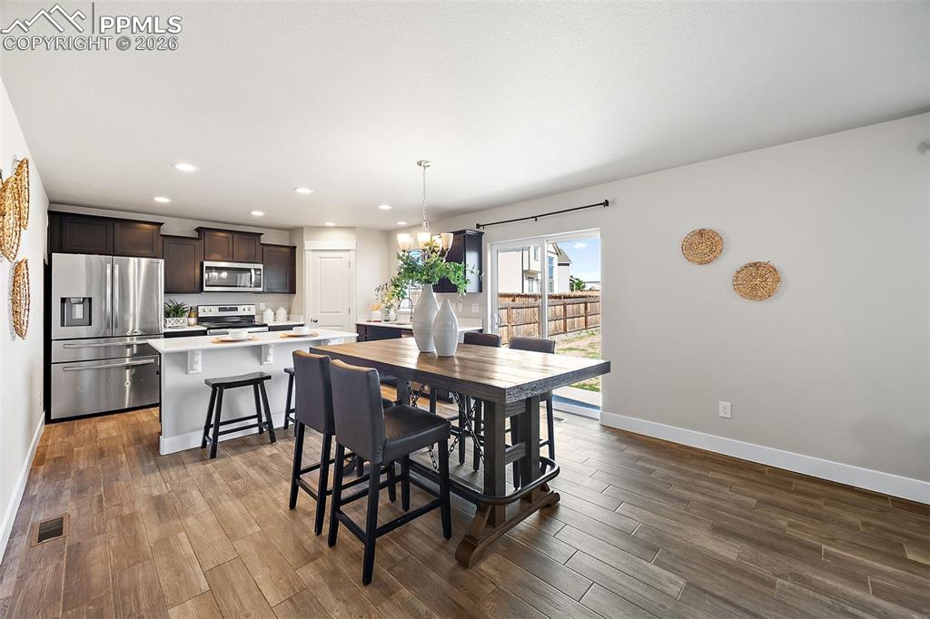 Image 8 of 25: Dining Area
