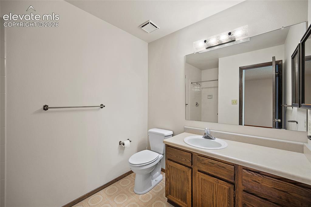 Image 16 of 33: Bathroom