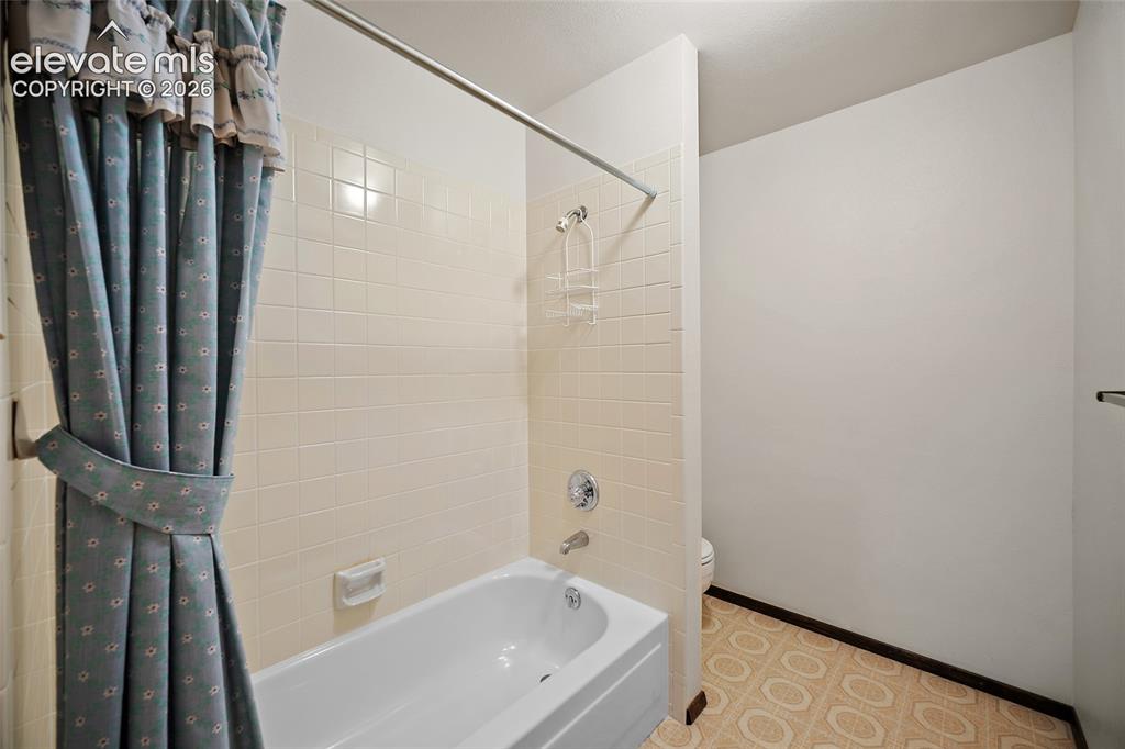 Image 20 of 33: Bathroom