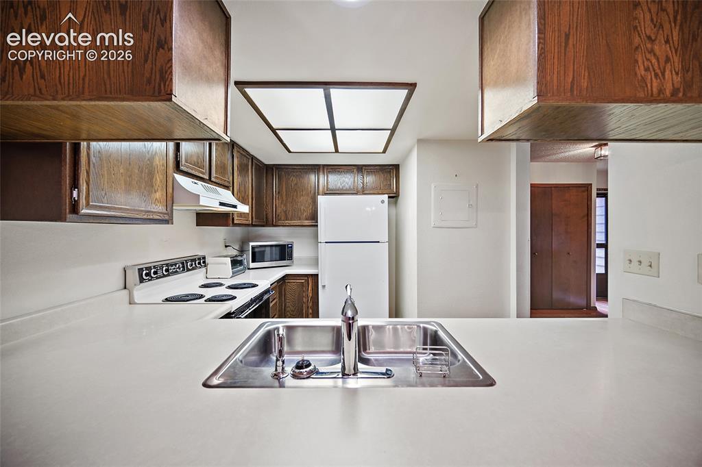 Image 25 of 33: Kitchen