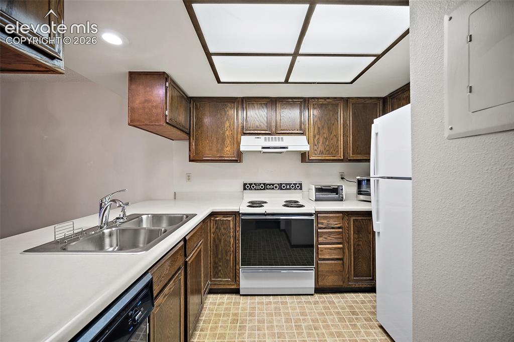 Image 6 of 33: Kitchen