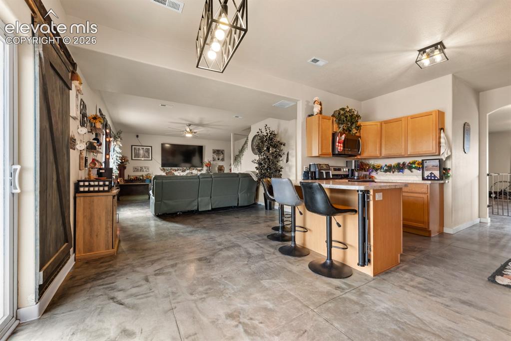 Image 10 of 40: Kitchen