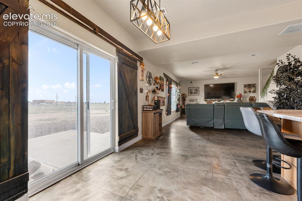 Image 11 of 40: Dining Area